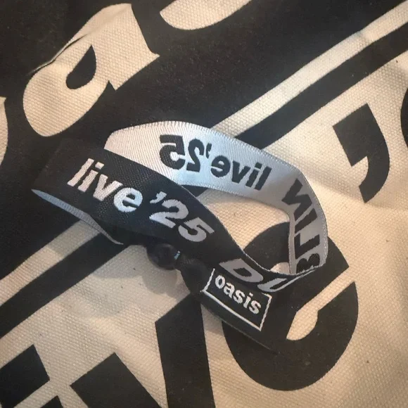 Oasis Live '25 Cream Tote and Accessories Set - Picture 3 of 5